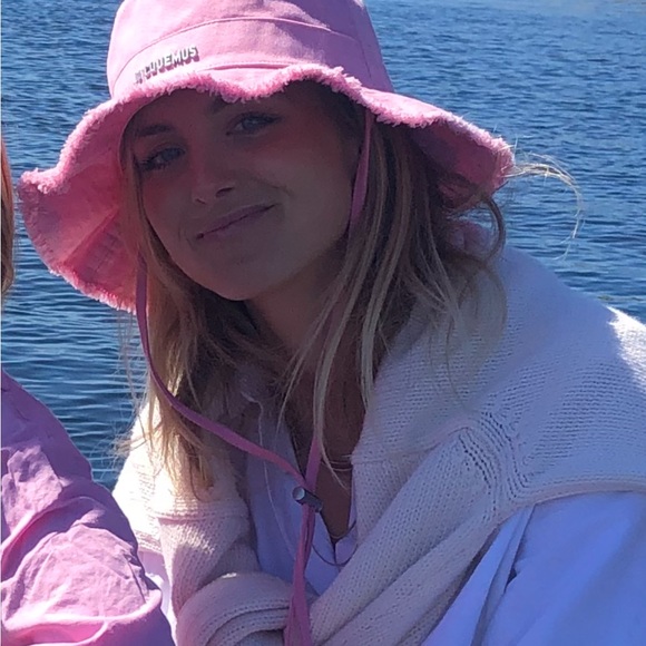 Profile Picture of Isabelle Holland (@isabelleholl862) on Poshmark