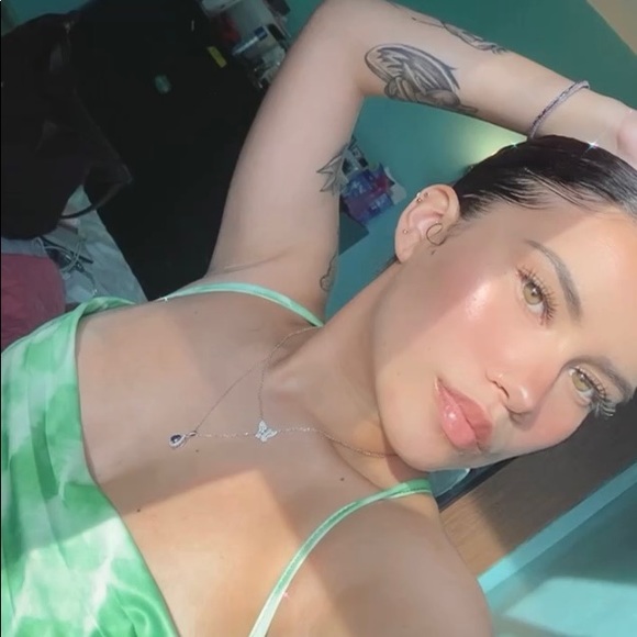 Profile Picture of Ariel Lebron (@ariellebron) on Poshmark