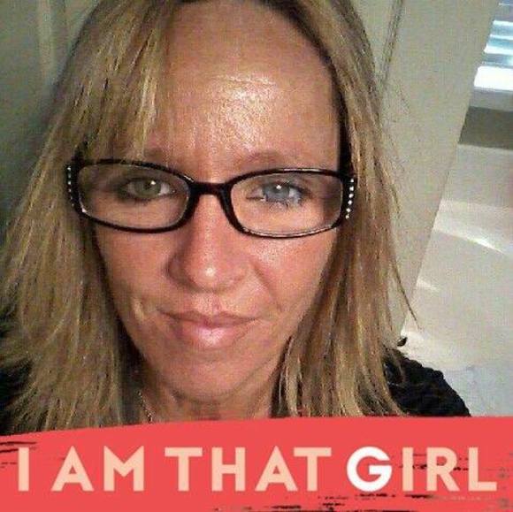 Profile Photo of Melissa Hemenway (@mahemenway) on Poshmark