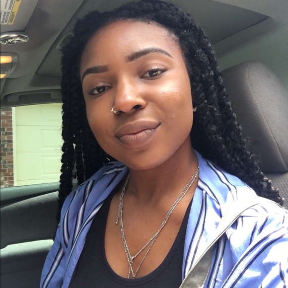 Profile Picture of Danielle Dawson (@daniesshop) on Poshmark