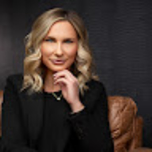 Profile Picture of Karolynn Hilaski rdh (@khilaski) on Poshmark