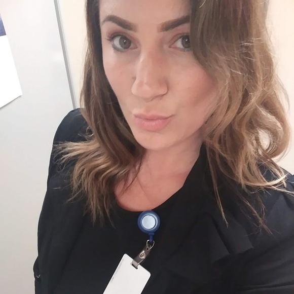 Profile Picture of Angela Longhitano (@angel_lo) on Poshmark