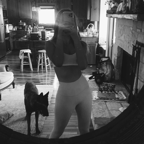 Profile Picture of Elise Jalava (@_elise21_) on Poshmark