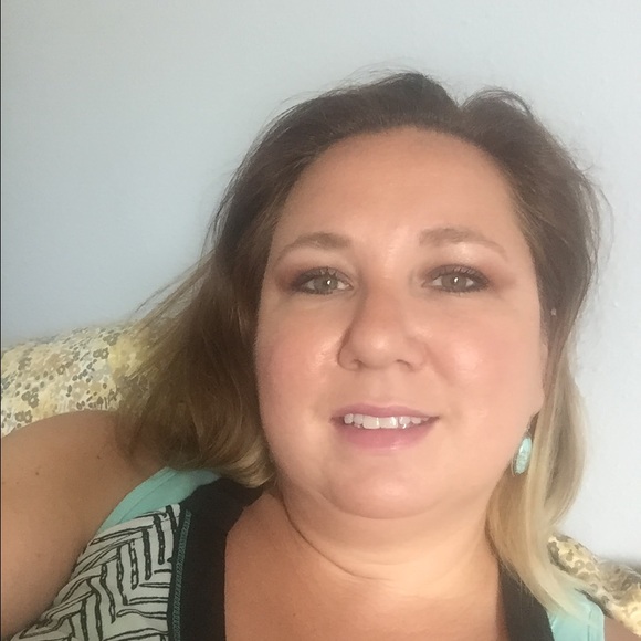 Profile Picture of Melissa Landrum (@landrummissy) on Poshmark