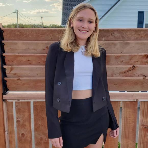 Profile Picture of Joanie Sivret (@josivret) on Poshmark