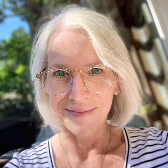 Profile Picture of Linda Sinclair (@lindasinclai637) on Poshmark