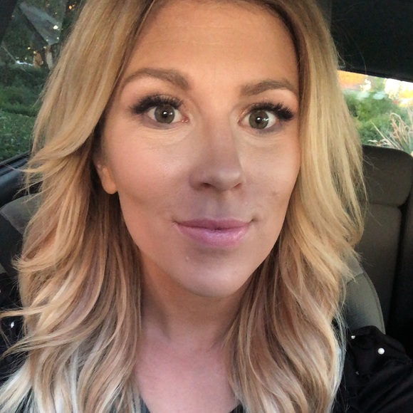 Profile Picture of Amelia Thomas (@twopalms21) on Poshmark