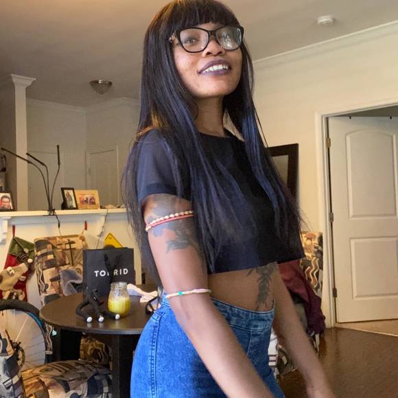 Profile Picture of Alice Atkins (@aelsiaa) on Poshmark