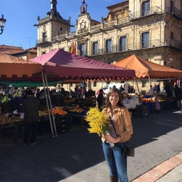Profile Picture of Rosie Contompasis (@rcontompasis) on Poshmark