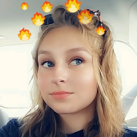 Profile Picture of Katie Underhill (@kunderhill48446) on Poshmark