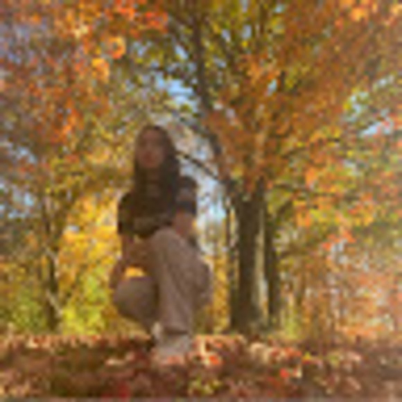 Profile Picture of Faith Piontek (@faithpiontek) on Poshmark