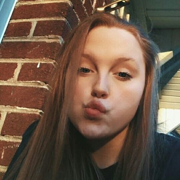 Profile Picture of Taylor Snedegar (@bluehusky696) on Poshmark