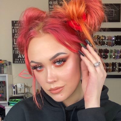 Profile Picture of Lindsay Graves (@LINZYGRAVESSS) on Twitter