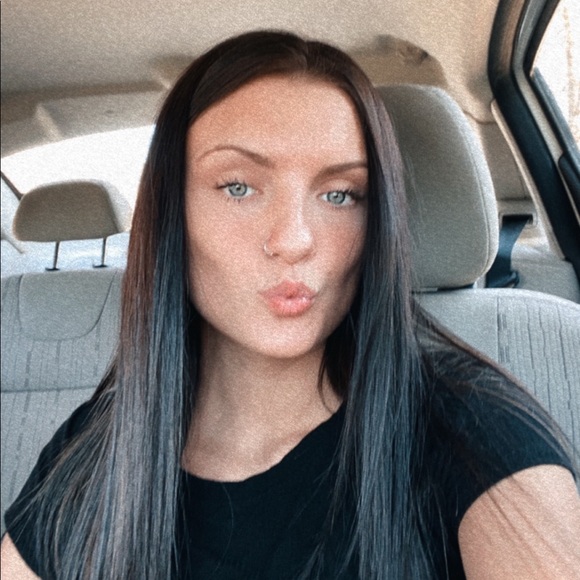 Profile Picture of Kimberly Dobbs (@kimberlydobbs21) on Poshmark