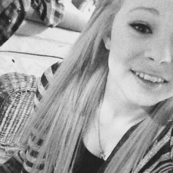 Profile Picture of Keena Larsen (@keena_babiii) on Poshmark