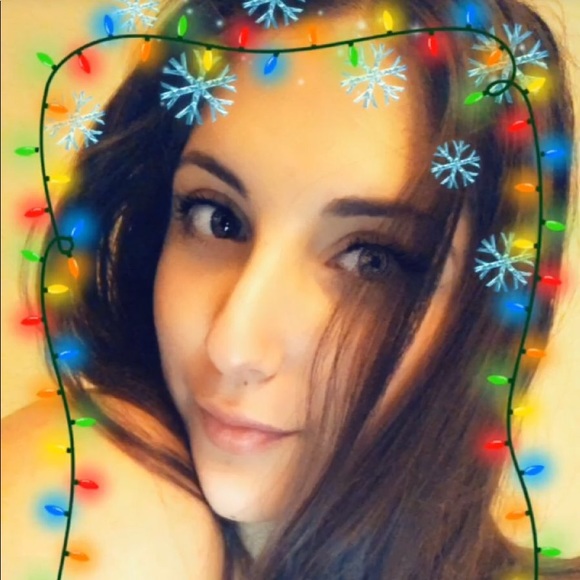 Profile Picture of Lidia Toumas (@ltoumas21) on Poshmark