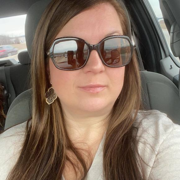 Profile Picture of Amanda Robinette (@thurman28) on Poshmark