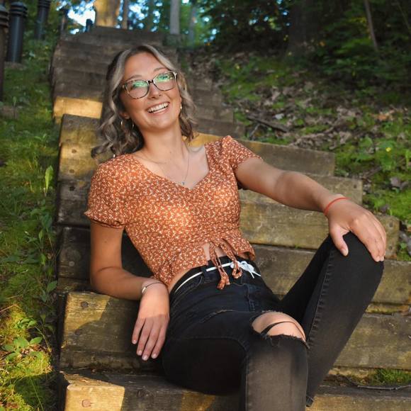 Profile Picture of Angie Rowbotham (@rowbotham_a) on Poshmark