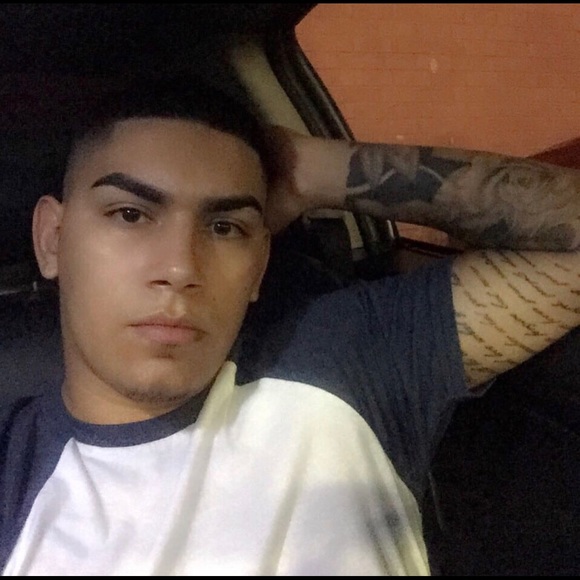 Profile Picture of Julian Zapata (@julianzpt) on Poshmark