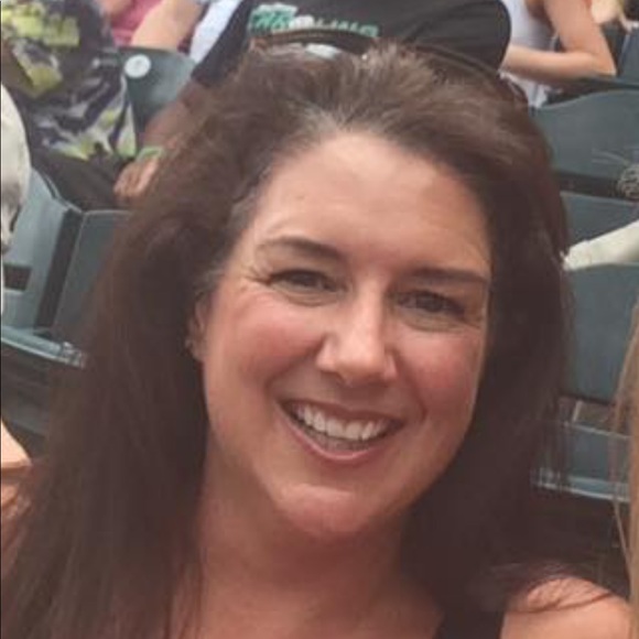 Profile Picture of Wwendy Glabas (@wendywglabas) on Poshmark