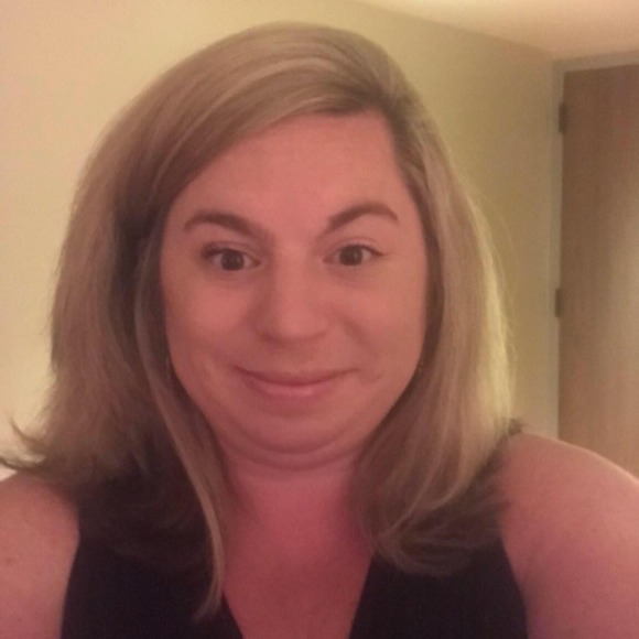 Profile Picture of Beth Fowler (@beth_fowler) on Poshmark