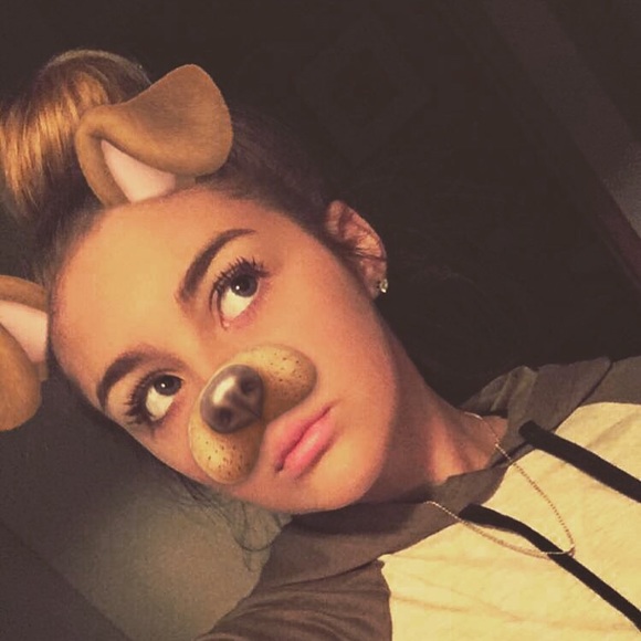 Profile Picture of Genaya Piccione (@heyyitsnayy12) on Poshmark