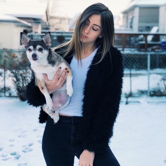 Profile Picture of Olivia Michalczuk (@onehappyolive) on Poshmark