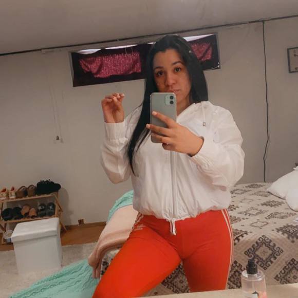 Profile Picture of Yary Yary (@dollyary) on Poshmark