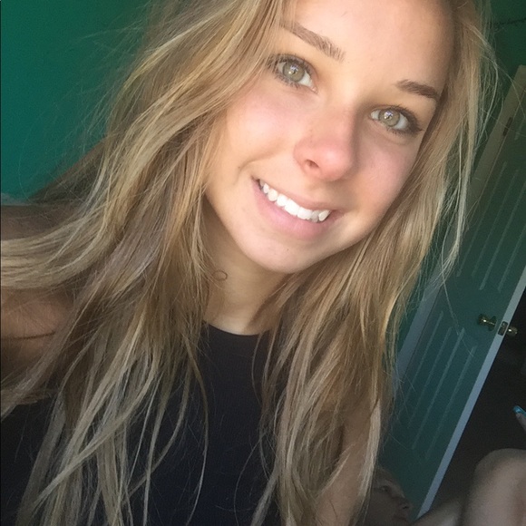 Profile Picture of Arija Lelis (@arijalelis) on Poshmark