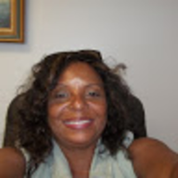 Profile Picture of Alice Ellis (@aliceellis814) on Poshmark