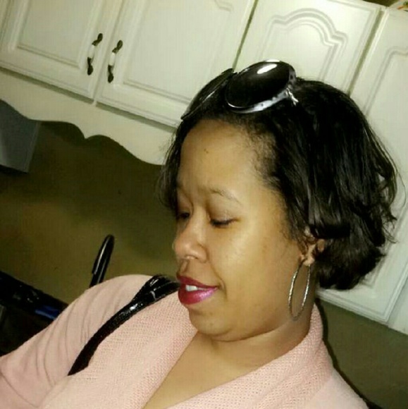 Profile Picture of Angela Scriven (@amholloway008) on Poshmark