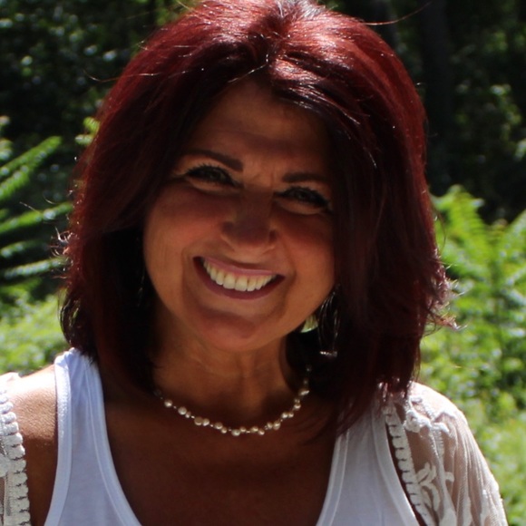 Shelly Delfranco - Poshmark Profile Picture of Shelly Delfranco (@shellydelfranco) on Poshmark