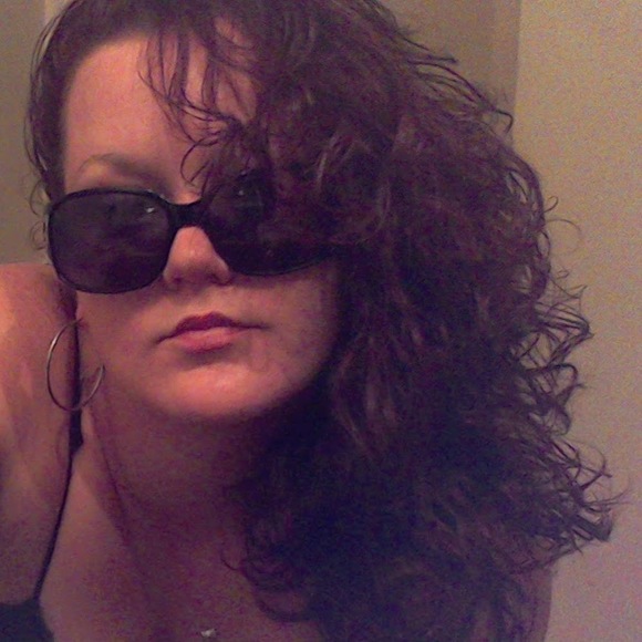 Profile Picture of Amanda Sims (@butifulbaby87) on Poshmark
