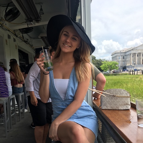 Profile Picture of Julianna Stofflet (@jstofflet) on Poshmark