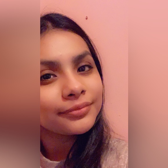 Profile Picture of Vivian Acosta (@vivian_250) on Poshmark