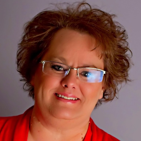 Profile Picture of Barbara Schneider (@homes4me215) on Poshmark