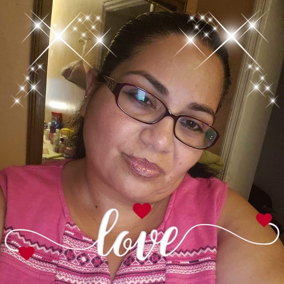 Profile Picture of Lisa Velez (@leonardo100) on Poshmark