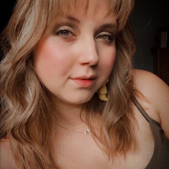 Profile Picture of Carriann Brickell (@carribrick) on Poshmark