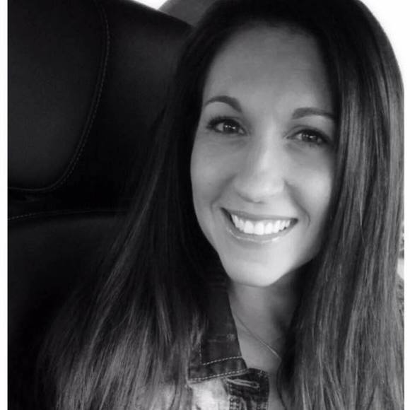 Profile Picture of Natalie Benson (@momto3girlz) on Poshmark