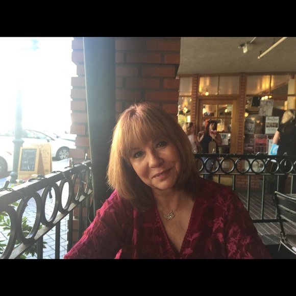 Profile Picture of Robin Haynal (@questsluv_1) on Poshmark