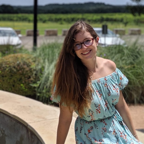 Profile Picture of Lauren Tidman (@lauren_tidman) on Poshmark