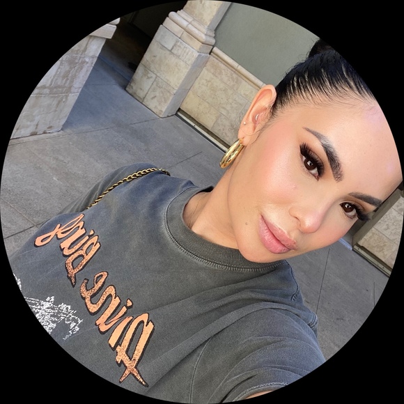 Profile Picture of Lindsey Covell (@lindseycovelll) on Poshmark