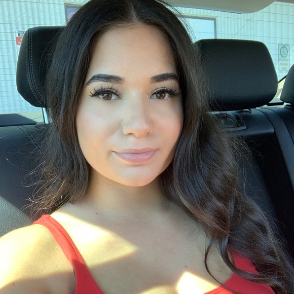 Profile Picture of Melissa Guerreiro (@melguerreiro) on Poshmark