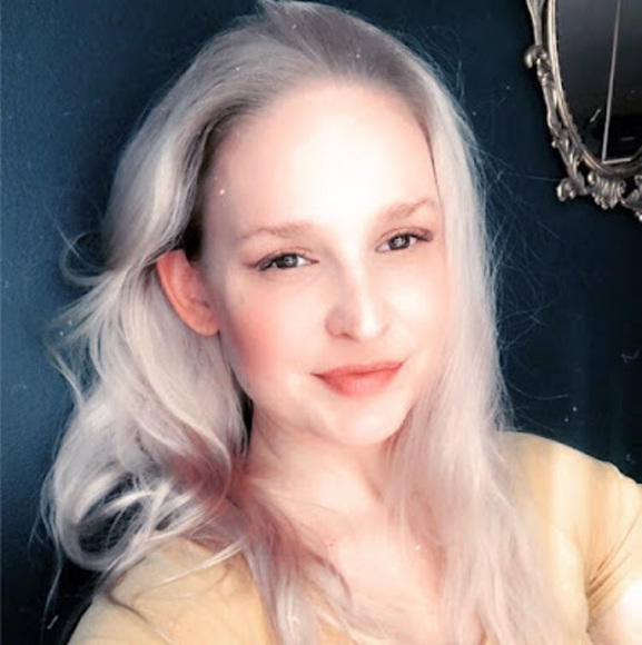 Profile Picture of Andrea Irias (@andrea_irias) on Poshmark