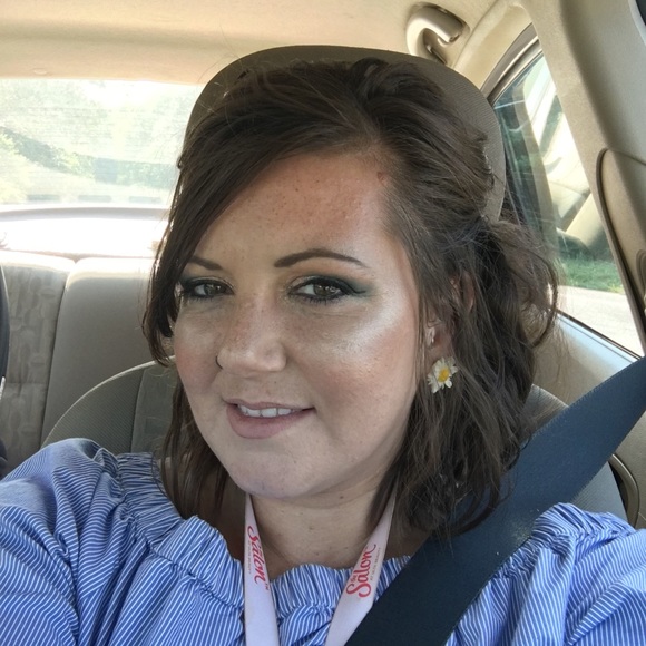 Profile Picture of Ashley Leager (@ashley_leager) on Poshmark