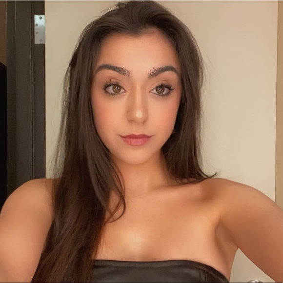 Profile Picture of Bella Febbraro (@bellfeb) on Poshmark