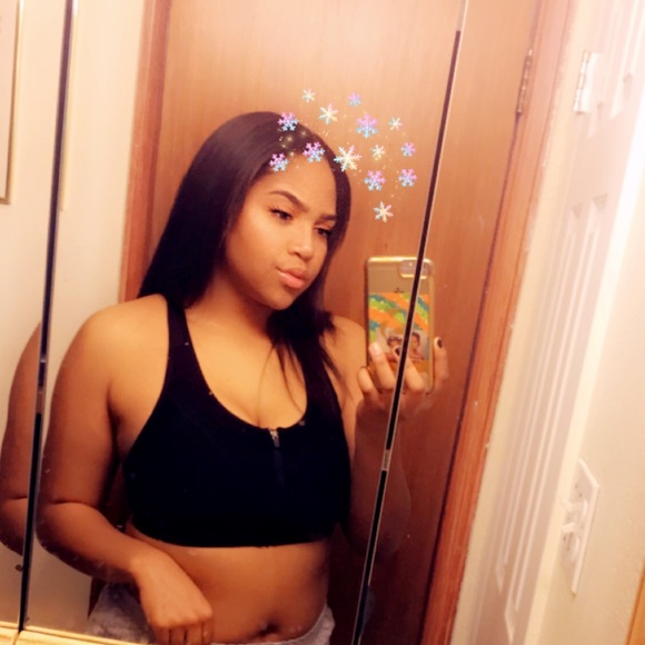 Profile Picture of Susie Vasques (@susie_vasques) on Poshmark