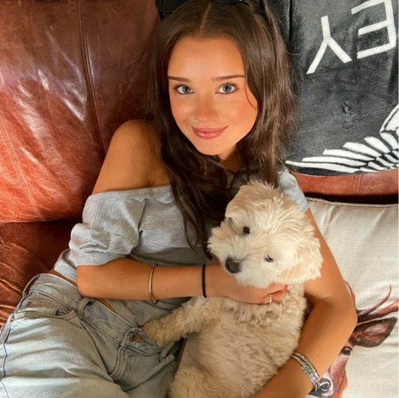 Profile Picture of Varpi Oeyun (@varpioeyun) on Poshmark