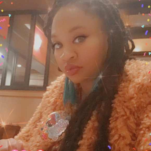 Profile Picture of Erica Revis (@erevis86) on Poshmark