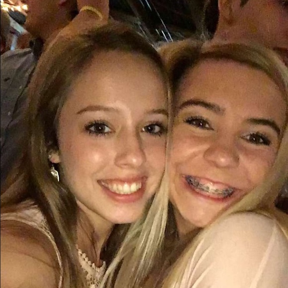 Profile Picture of Dixie Moudry (@dixiemoudry) on Poshmark